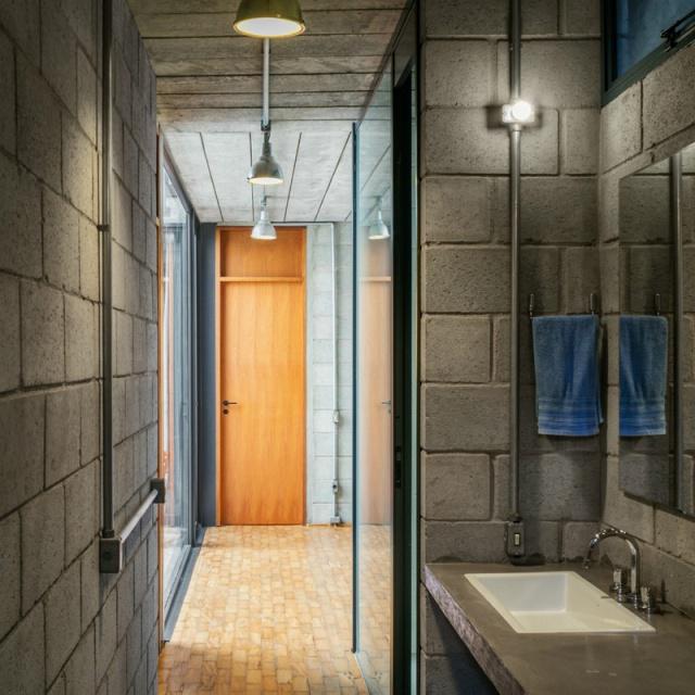 一个有室内庭院的两层小住宅，让你感受中庭庭院的美